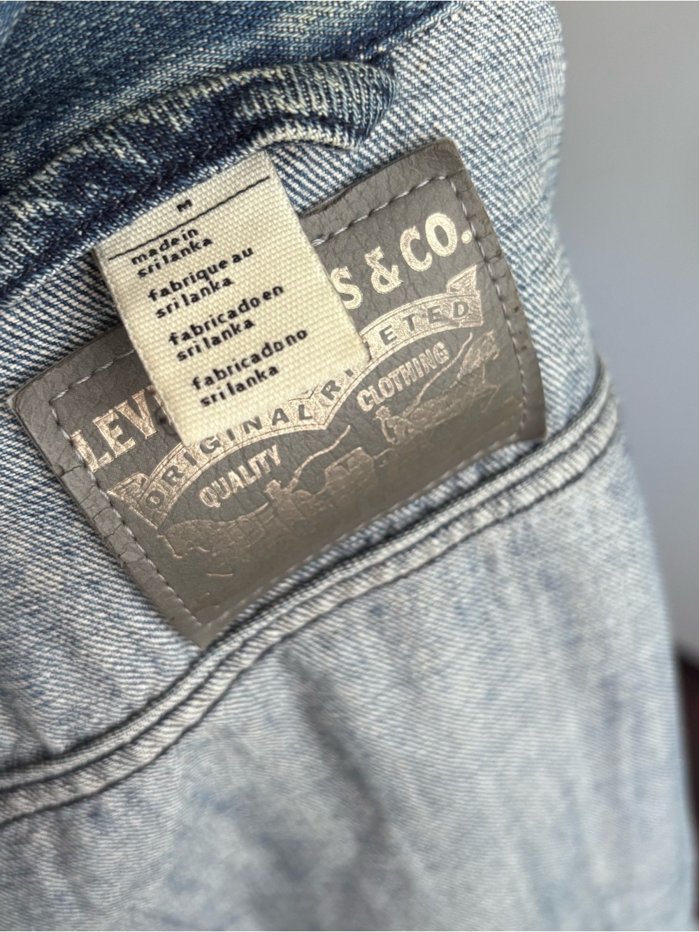 Levi's Women's Medium Wash Blue Denim Jacket - Picture 4 of 4